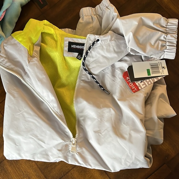 Light wight brand new Member Only 3/4 zip jacket - Picture 3 of 4